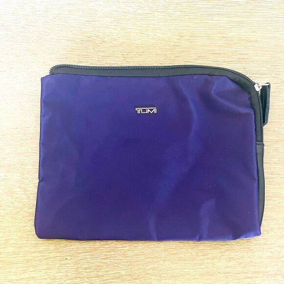 Tumi for Delta Airlines Purple Zippered First Class Amenity Kit Bag - Picture 1 of 3